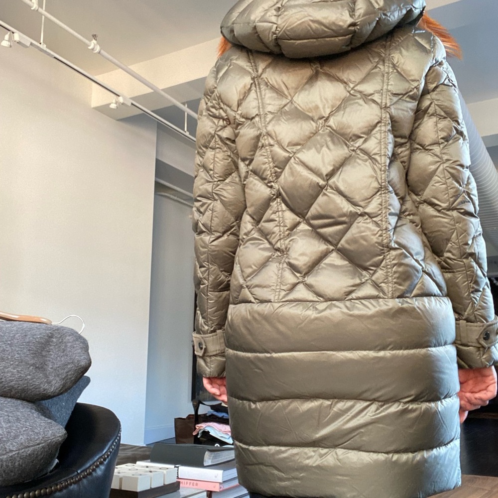 Quilted Down Coat with detachable hood, designed with zip pockets. Size IT 40. - Picture 2 of 10